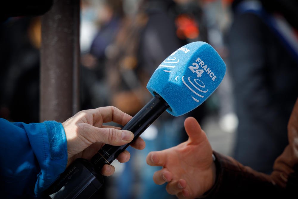 PARIS: Un journaliste tient un micro France