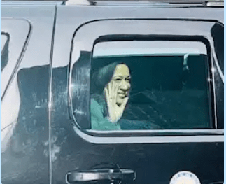 Kamela Harris salue la foule