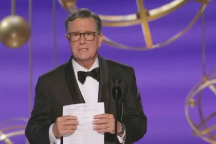 stephen-colbert-ovationne-aux-emmy-awards-en-hommage-a-the-late-show