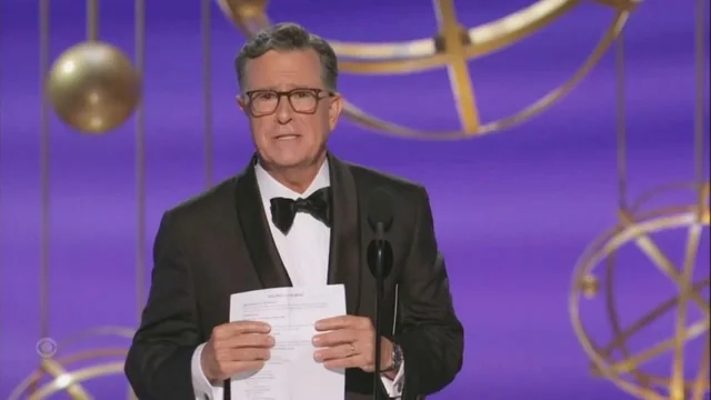 stephen-colbert-ovationne-aux-emmy-awards-en-hommage-a-the-late-show