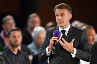 Emmanuel macron prononce un dinovembre 2025