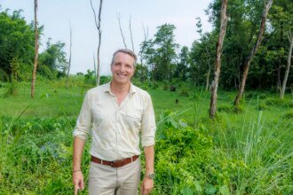 AU ROYAUME DES DRAGONS EMISSION 02 LE PARC NATIONAL DE CHITWAN JOUR 1 CHECK OUT