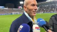 Zinedine zidane en marge d un match des legendes a mayol le 10 novembre 2025