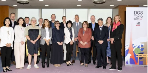 Les medias publics mondiaux resserrent les rangs a tokyo