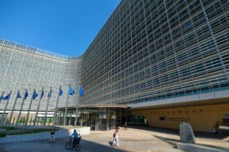 Le rachat de warner sous surveillance europeenne