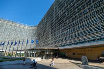 Le rachat de warner sous surveillance europeenne