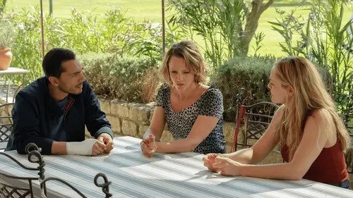 Cyril hanouna cree la surprise et relegue m6 au second plan
