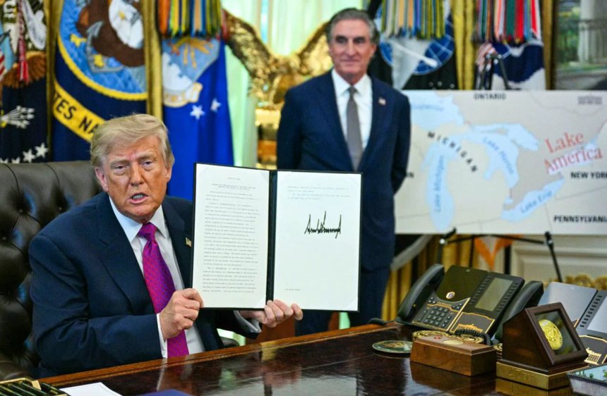 Donald Trump a signé jeudi 27 août un décret qui, selon lui, change le nom du «lac Ontario» en «lac d'Amérique».