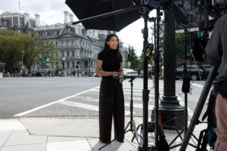 Akayla Gardner, journaliste pour MS NOW, et ses consœurs de CNN et de Politico devront rester sur le trottoir pour conti