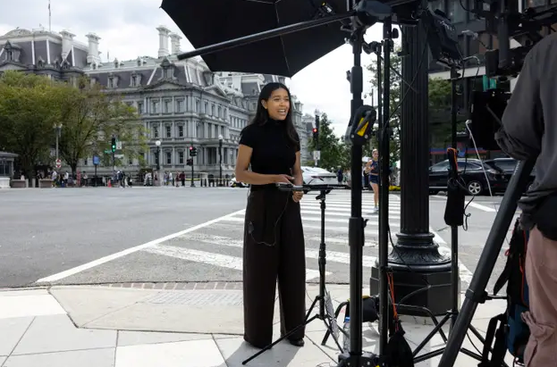 Akayla Gardner, journaliste pour MS NOW, et ses consœurs de CNN et de Politico devront rester sur le trottoir pour conti