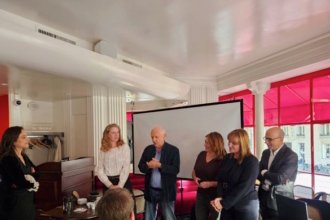 L’équipe de «Chaque voix compte» avec Emmanuel Kessler, le président de LCP-AN, lors de la conférence de rentrée de la c