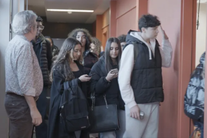 Le documentaire «Lâche ton tel» suit les efforts de lycéens en première qui tentent de réduire leur consommation de télé