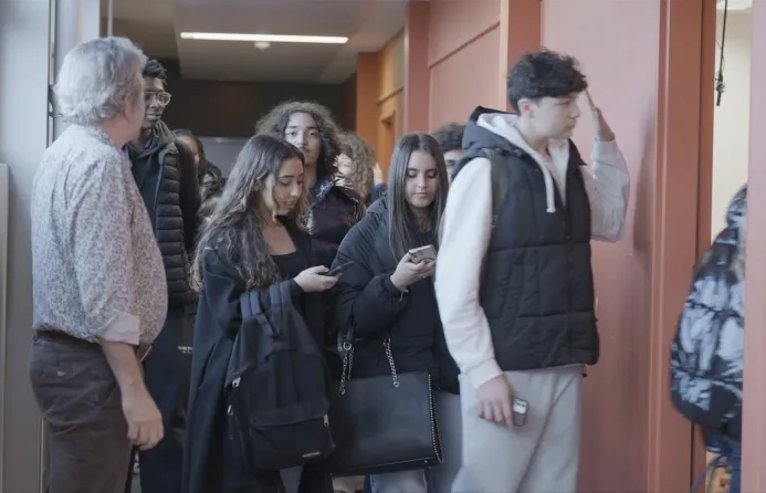Le documentaire «Lâche ton tel» suit les efforts de lycéens en première qui tentent de réduire leur consommation de télé