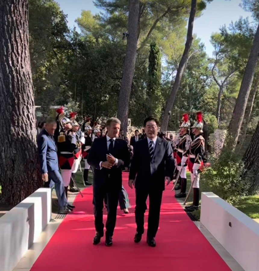 Lee Jae-myung et Emmanuel Macron au Sommet Lumière ce 7 septembre.