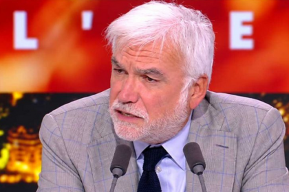 Patrick Cohen reproche à CNews de valoriser les partisans du RN, et Pascal Praud estime que France Inter roule pour LFI.