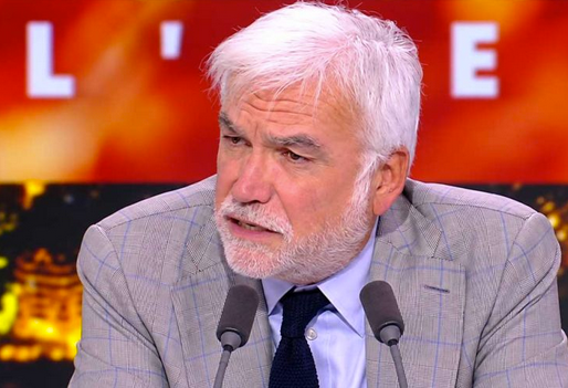 Patrick Cohen reproche à CNews de valoriser les partisans du RN, et Pascal Praud estime que France Inter roule pour LFI.