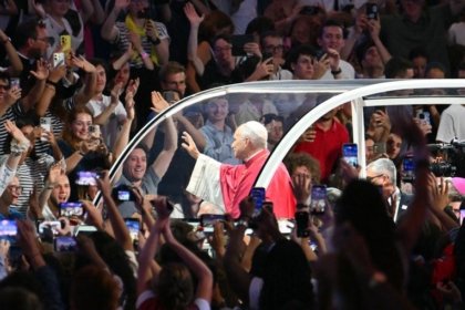 France 2 a retransmis en direct le vendredi 25 septembre la veillée du pape avec les jeunes au Stade de France.