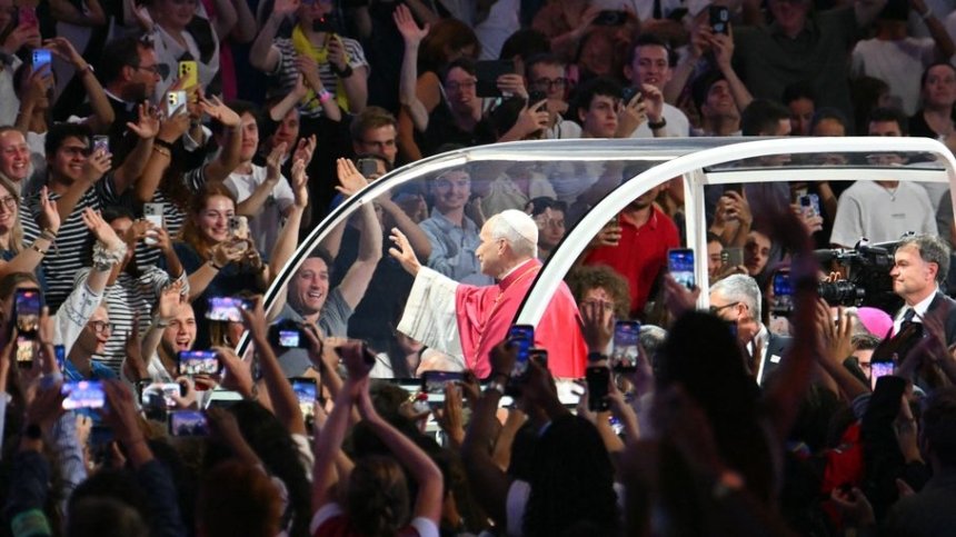 France 2 a retransmis en direct le vendredi 25 septembre la veillée du pape avec les jeunes au Stade de France.