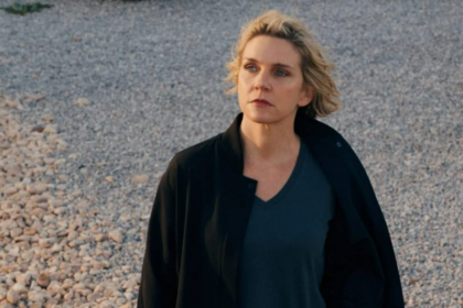 Rhea Seehorn, qui interprète l’héroïne de «Pluribus», a remporté son premier Emmy comme actrice principale. Son discours