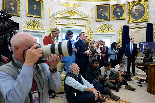 Depuis le retour de Donald Trump à la Maison-Blanche, beaucoup de nouveaux médias accrédités sont plutôt favorable à sa