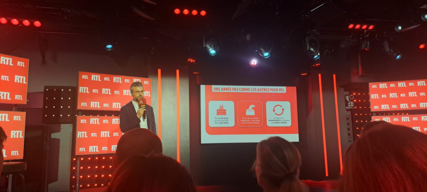 Il faut «accueillir l’auditeur, l’informer et le faire rire», a expliqué Jonathan Curiel, directeur général des radios d