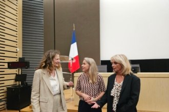 De gauche à droite : Catherine Schöfer, DG deTéva, la réalisatrice Fanny Lesbros, et Sophie Quaranta, rédactrice en chef