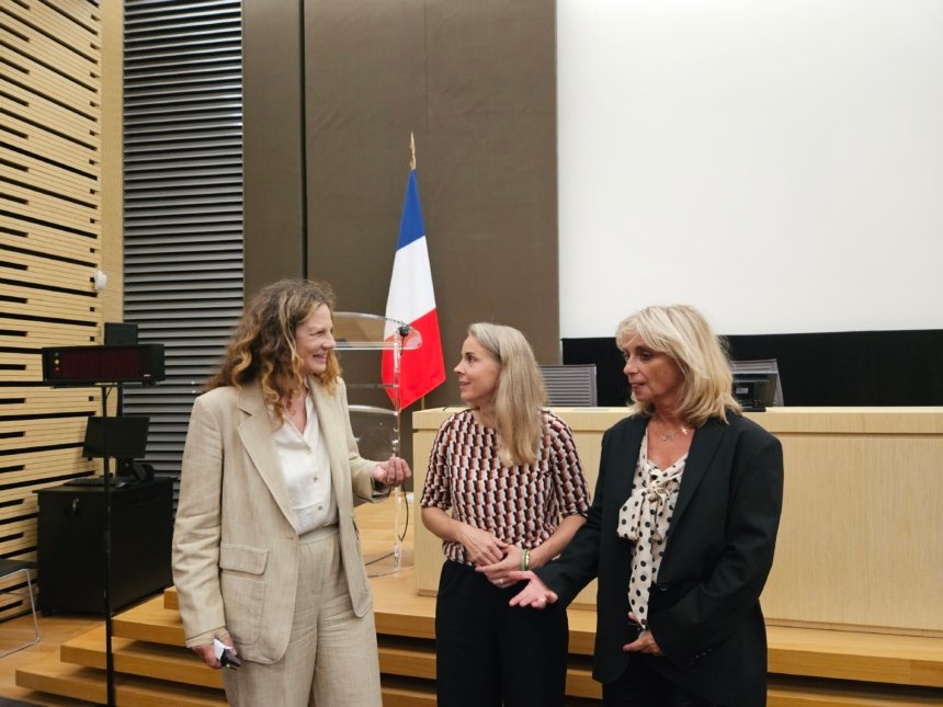 De gauche à droite : Catherine Schöfer, DG deTéva, la réalisatrice Fanny Lesbros, et Sophie Quaranta, rédactrice en chef