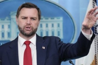 J.D. Vance fait la promo d’«Emily in Paris»