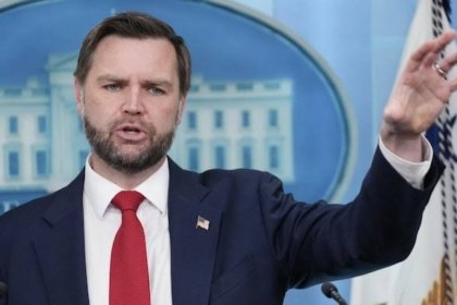 J.D. Vance fait la promo d’«Emily in Paris»