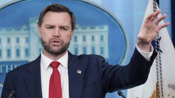 J.D. Vance fait la promo d’«Emily in Paris»