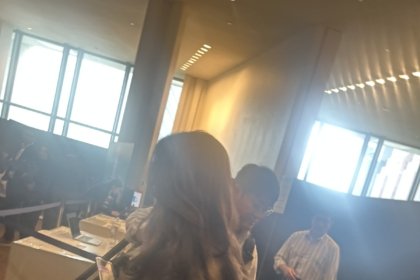 Bannie de la Maison-Blanche mais accréditée par l’ONU, Kaitlan Collins, journaliste à CNN, a dû entrer par la petite por