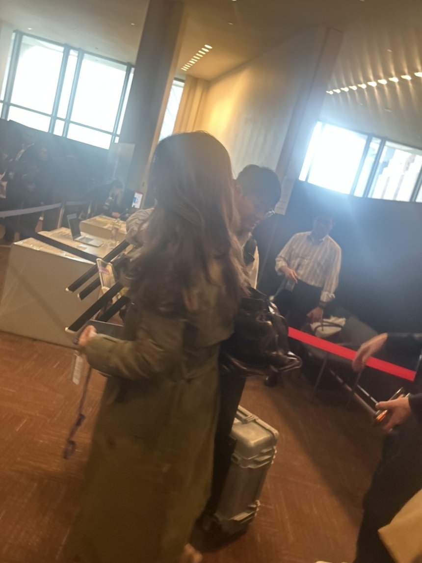 Bannie de la Maison-Blanche mais accréditée par l’ONU, Kaitlan Collins, journaliste à CNN, a dû entrer par la petite por