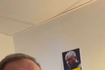 Quelques heures avant la conférence, Nikos Aliagas a publié une vidéo depuis sa loge, qui laissait apparaître un tableau