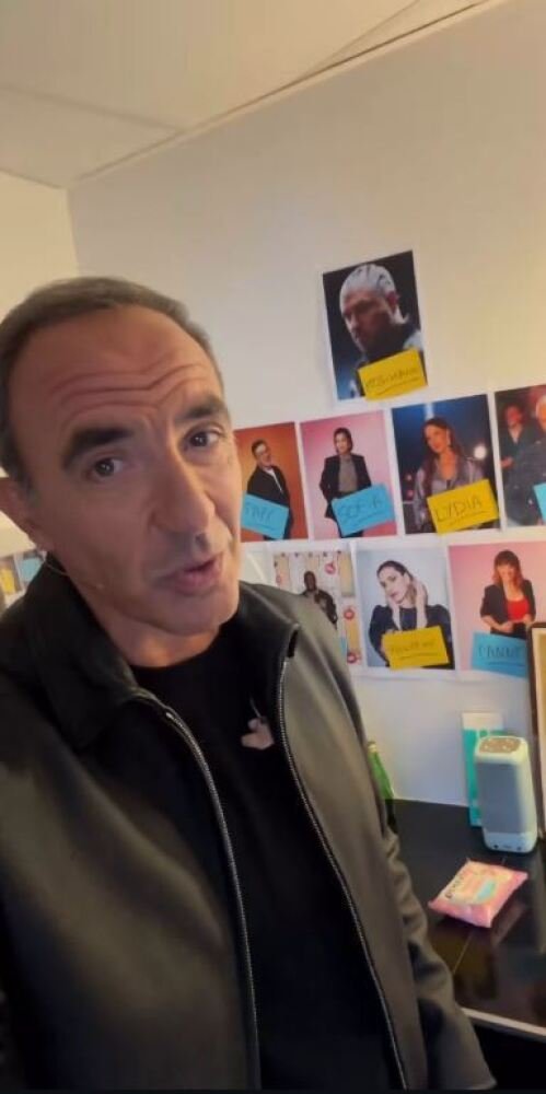 Quelques heures avant la conférence, Nikos Aliagas a publié une vidéo depuis sa loge, qui laissait apparaître un tableau