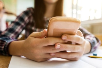 Les moins de 13 ans n'auront accès à aucun réseau social, mais pourront utiliser des plateformes spécialement conçues po
