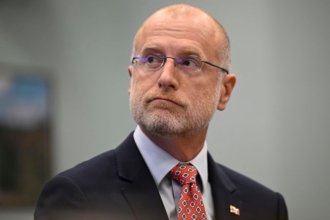 Brendan Carr, président de la FCC, estime que publier des sondages aux résultats inexacts pourrait perturber le processu