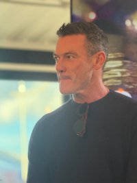 Luke Evans est venu présenter le thriller en cinq épisodes «The Party».