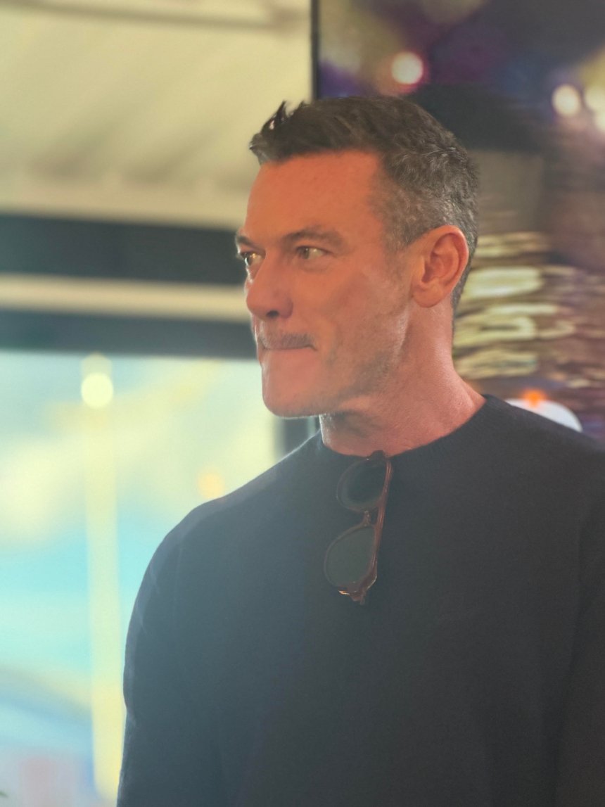 Luke Evans est venu présenter le thriller en cinq épisodes «The Party».