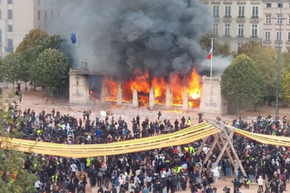 Plusieurs incendies ont été suivis en direct sur les réseaux sociaux, comme celui de l’Office de tourisme de Lyon, place