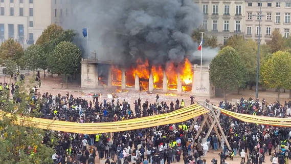 Plusieurs incendies ont été suivis en direct sur les réseaux sociaux, comme celui de l’Office de tourisme de Lyon, place
