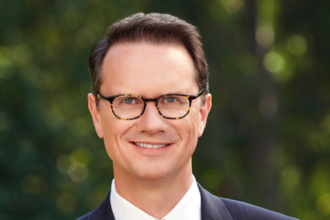 Peter Rice, vétéran de la télévision et du cinéma, passé par Fox puis Disney, succède à Bela Bajaria à la direction des