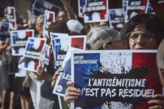 La marche du 12 novembre 2023 contre l’antisémitisme est au cœur de ce film.