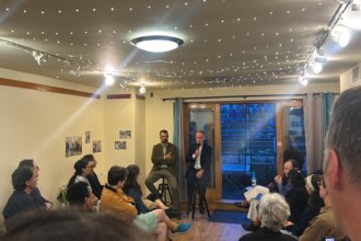 Le maire de Paris a rencontré des militants et sympatisants français dans les locaux new-yorkais d’ATD Quart monde.