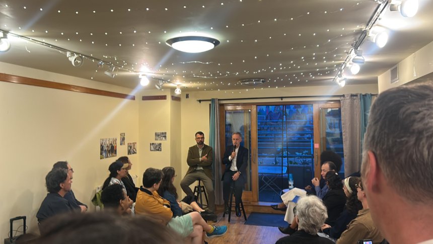 Le maire de Paris a rencontré des militants et sympatisants français dans les locaux new-yorkais d’ATD Quart monde.
