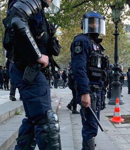 Plusieurs journalistes ont été blessés par les forces de l’ordre ou des manifestants.
