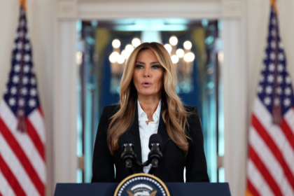 Après avoir contribué à réunir 34 enfants ukrainiens avec leurs familles, Melania Trump poursuit son engagement humanita