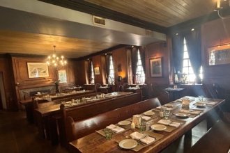 Au rez-de-chaussée, on trouve une taverne classique dans ce bâtiment qui abritait, juste après la Guerre d’indépendance,