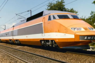 Le premier volet de la collection revient sur l’aventure du TGV et ses rames oranges à la silhouette immédiatement recon